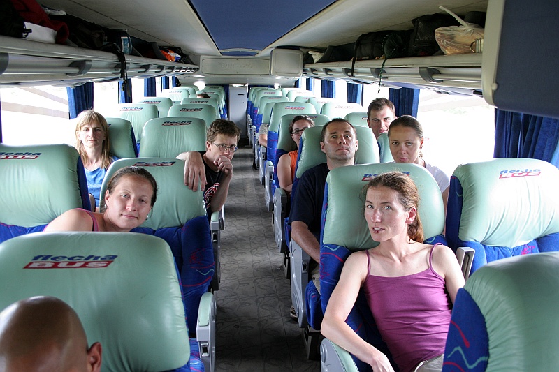 Rafal i Beatka-176.jpg - A to już wypasiurski autobus argentyński. To jest semi-cama, siedzenia rozkładają się 'tylko' do 140 stopni, ukośne podnózki, klima, ekspres z kawą, najnowsze hity z dvd i posiłki. :) Jest jeszcze cama i super-cama, ale nie jechaliśmy. Szkooooda. (Zdjęcie: Beatka i Rafał)